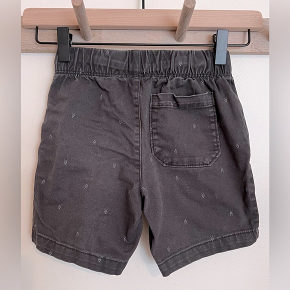 Old Navy Boys Elastic Gray and White Print Shorts Size 5T - Picture 2 of 4
